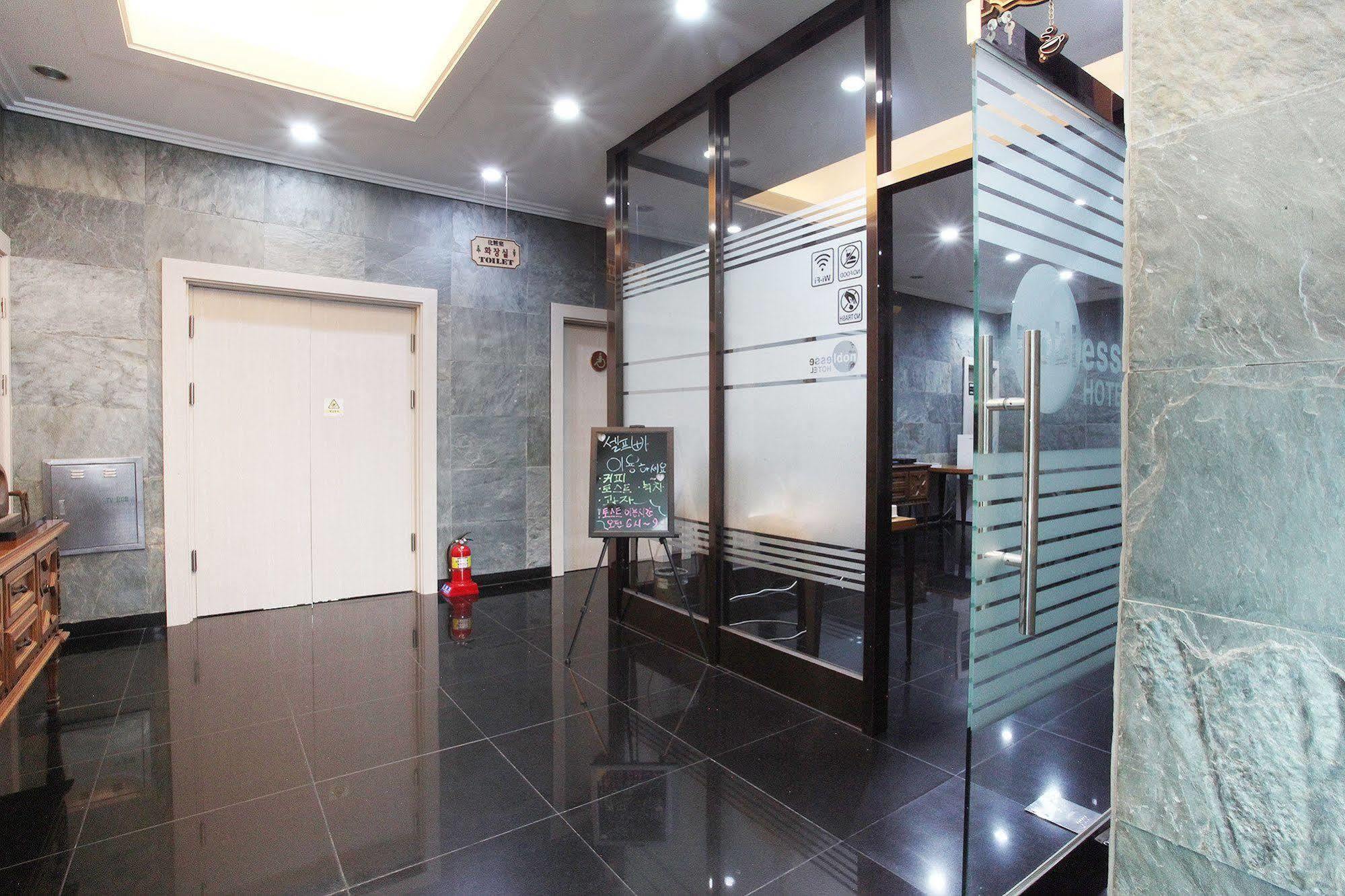 Noblesse Hotel Чеджу Екстериор снимка