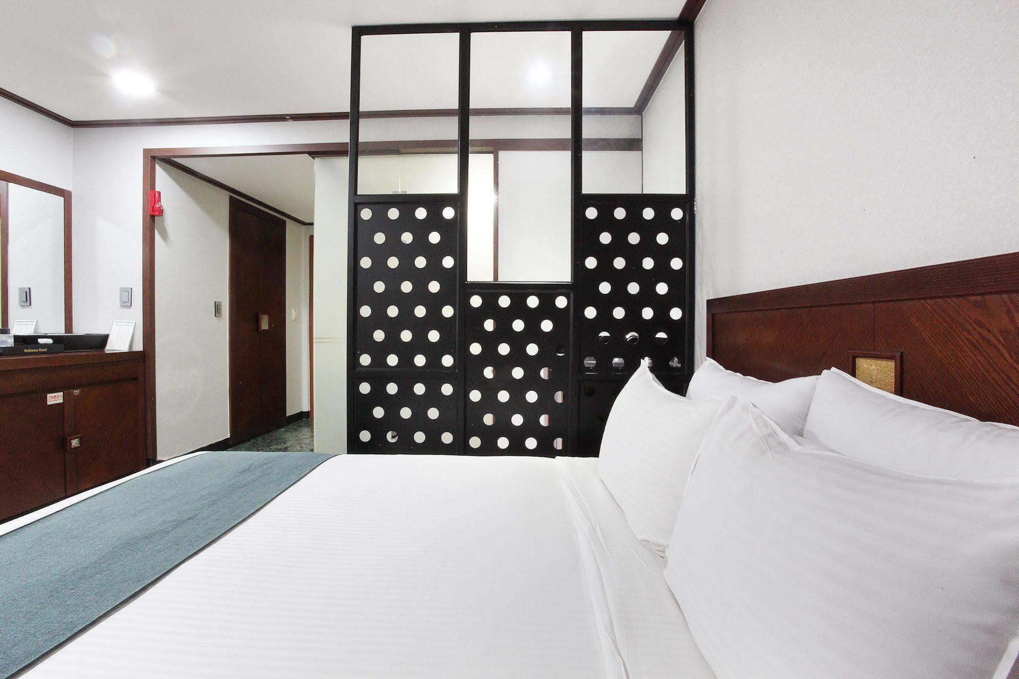 Noblesse Hotel Чеджу Екстериор снимка